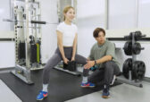 高田馬場のパーソナルジム「パーソナルランド」で、管理栄養士資格を持つ女性トレーナーがマシンピラティスと筋力トレーニングを実演し、代表トレーナーがフォームを丁寧に指導している様子。初心者や女性も安心のマンツーマン指導が特徴。