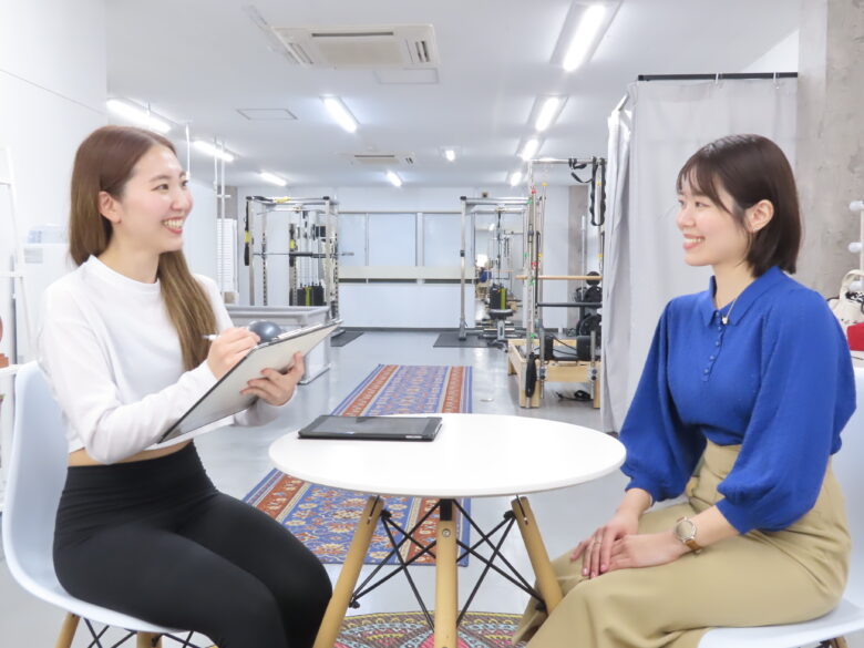 高田馬場のパーソナルジム「パーソナルランド」でカウンセリングを受ける女性