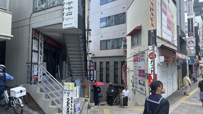 目白駅前の交番横にある下り階段