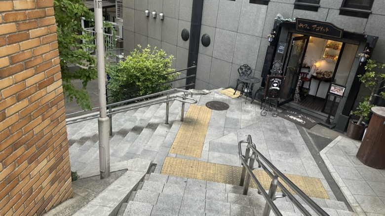 目白駅からパーソナルランド方面へ向かう下り階段