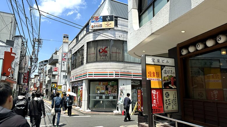 鳥貴族とセブンイレブンの間を右に曲がるポイント