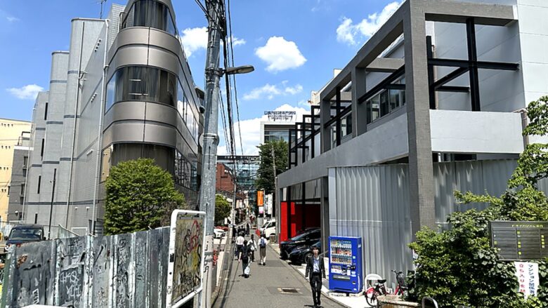 さかえ通りから右折後にまっすぐ進む道