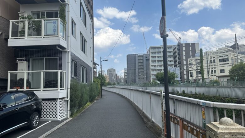 下落合駅から右折後にまっすぐ進む道
