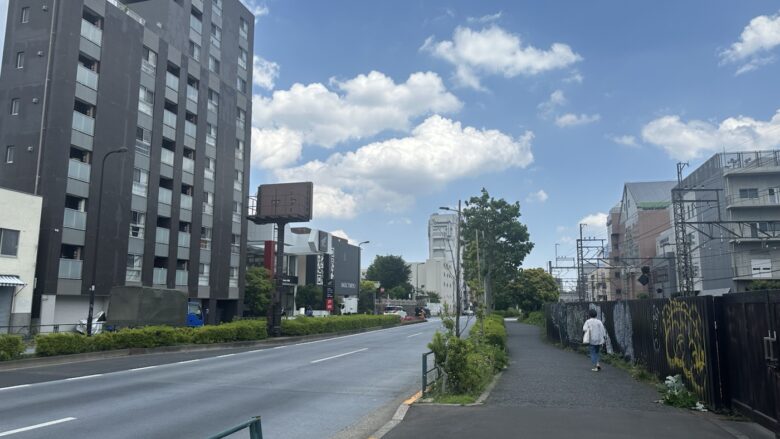 新目白通り沿いをパーソナルランド方面へ進む道