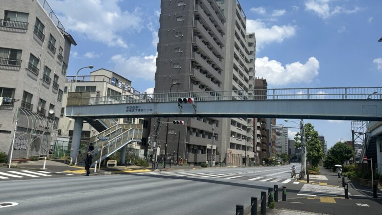 新目白通りの新宿区下落合二丁目と書かれた歩道橋