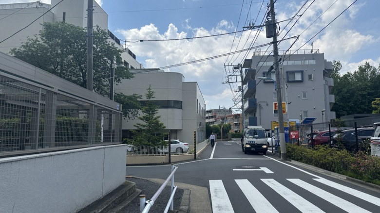 T字路を右折後にパーソナルランド方面へまっすぐ進む道