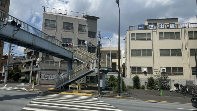 歩道橋前の信号を渡って右へ進む場所