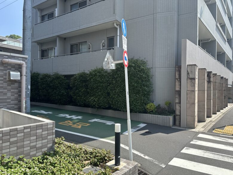 信号を渡ったあと右へ進み1本目を左に曲がる場所