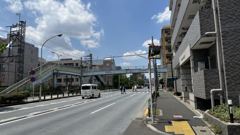 新目白通り沿いで最初に見える歩道橋の一本手前を右に曲がる場所