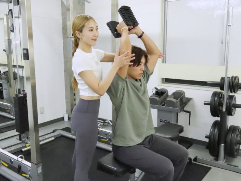 高田馬場のパーソナルジム「パーソナルランド」で男性会員がマンツーマンの筋トレ指導を受ける様子
